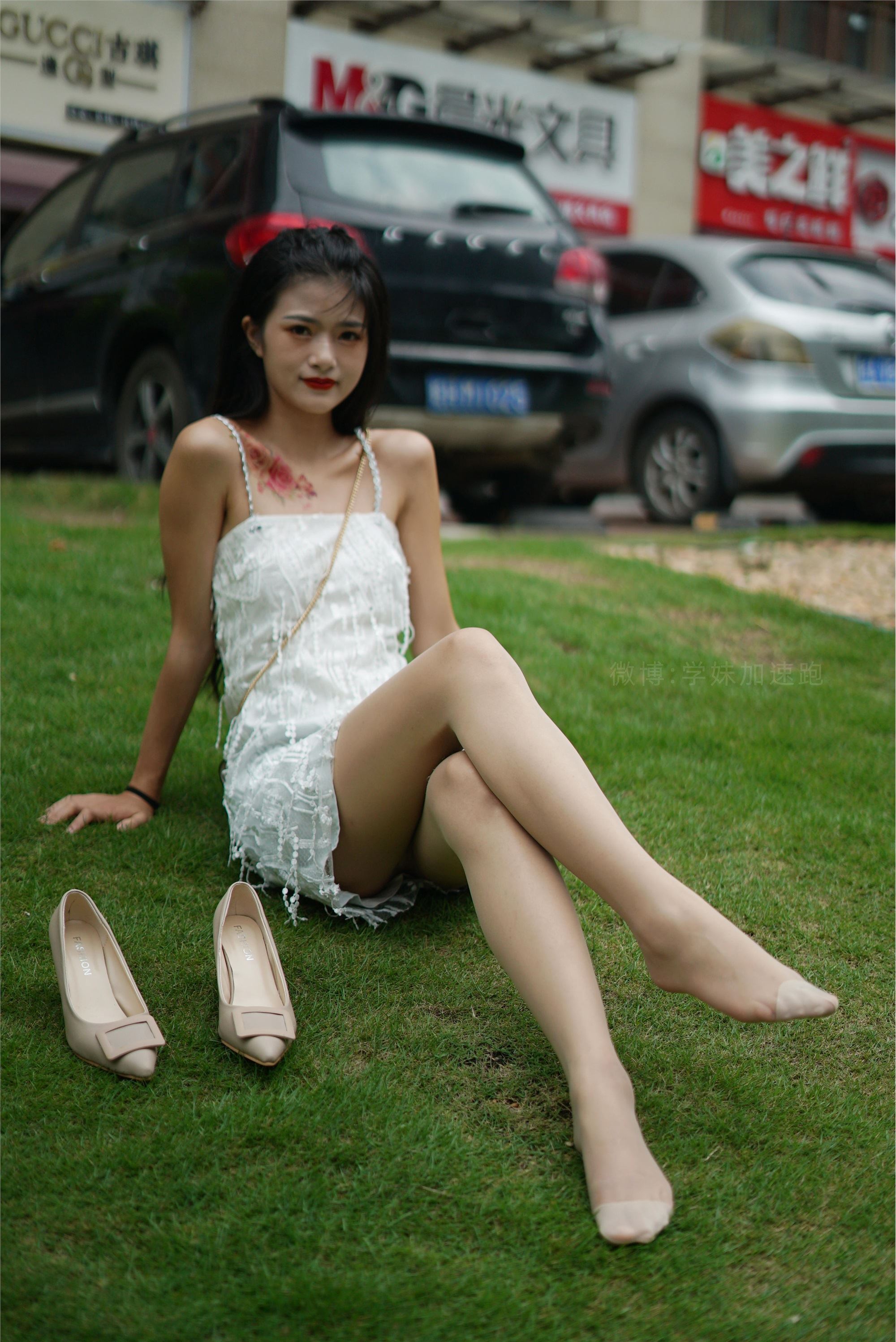 学妹加速跑 XM079《草地上的绿茶jio-鹿酱》